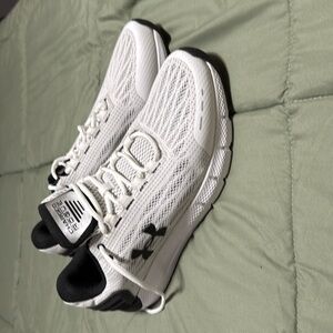 Men’s under Armour charged rogue size 13